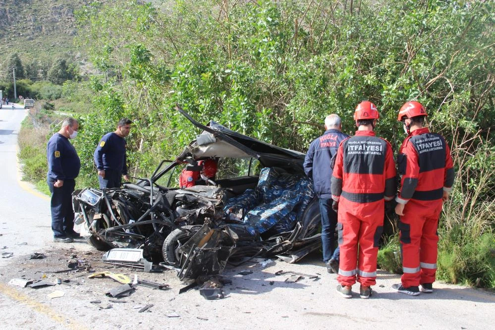 Taş dolu kamyon, otomobille çarpıştı: 2 yaralı