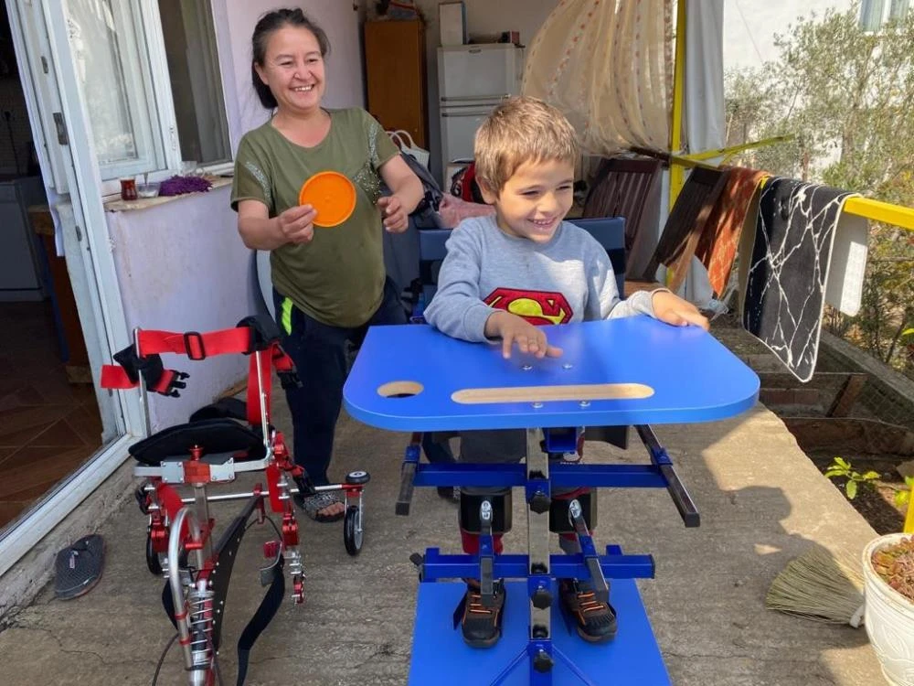 Oğlunun tedavisine katkı sağlamak için çanta örüyor