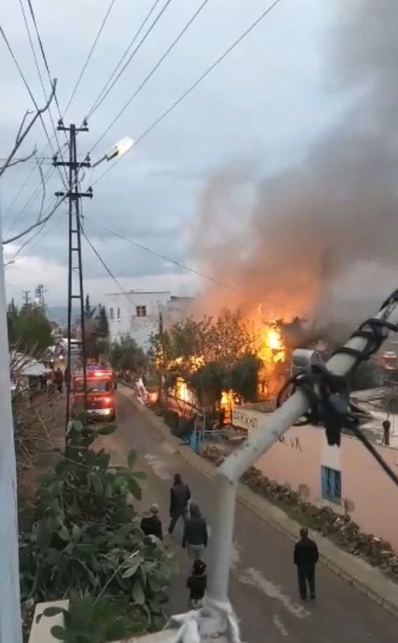 Alev topuna dönen evdeki kadını komşuları son anda kurtardı