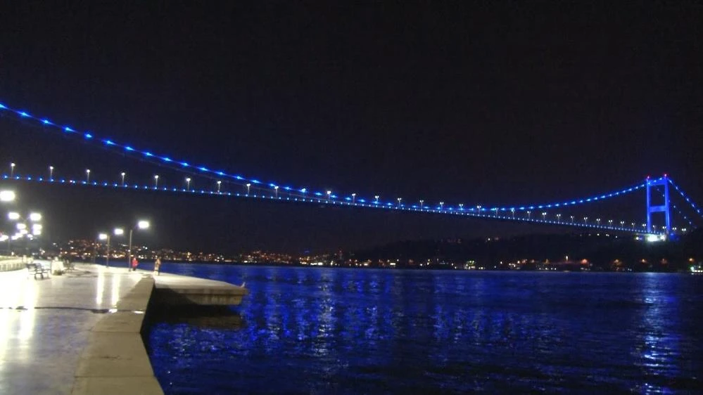 Fatih Sultan Mehmet Köprüsü, otizm farkındalık gününde anlamlı bir ışıkla aydınlandı