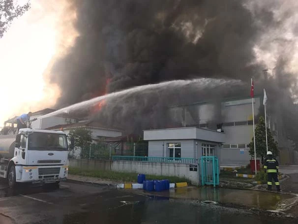 Çerkezköy'de matbaa mürekkepleri fabrikası alev alev yanıyor