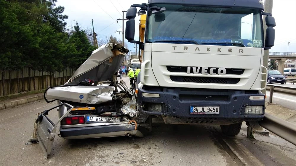 Makas atarken 2 tıra çarpan otomobil paramparça oldu