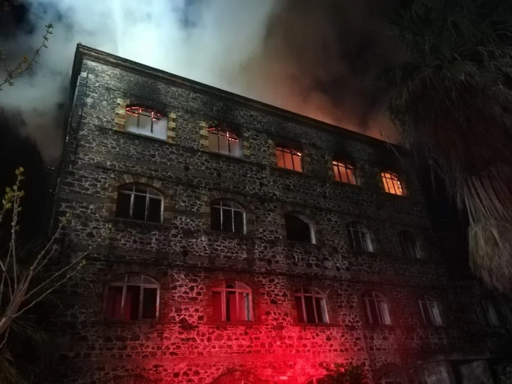 İzmir’de 4 katlı tarihi binadaki yangın söndürüldü