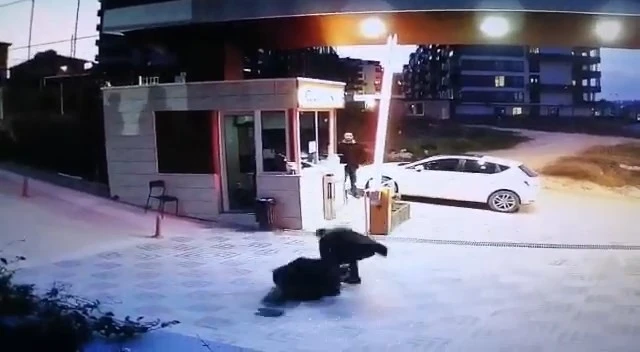 Yeğeninin kaybolduğu gerekçesiyle site güvenliğini böyle dövdü