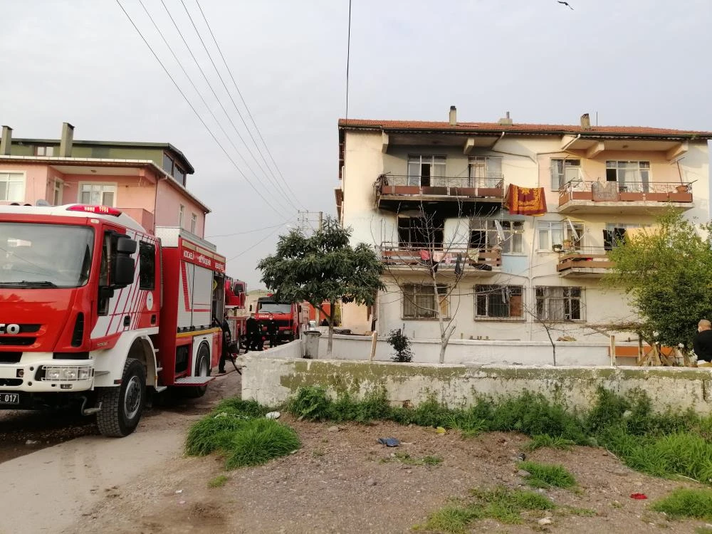Yangında ölen adamın elleri ve ayakları zincirle bağlanmış