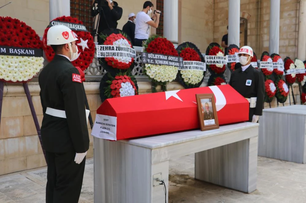 Şehidin kızı hem kendisine hem de annesine babasının şapkasını taktı