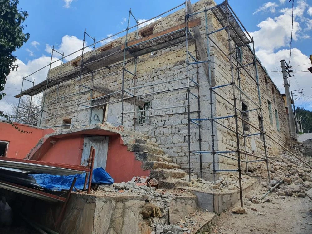 Cami restorasyonunda çatıdan çıkan 50 adet hat levha sokağa atıldı