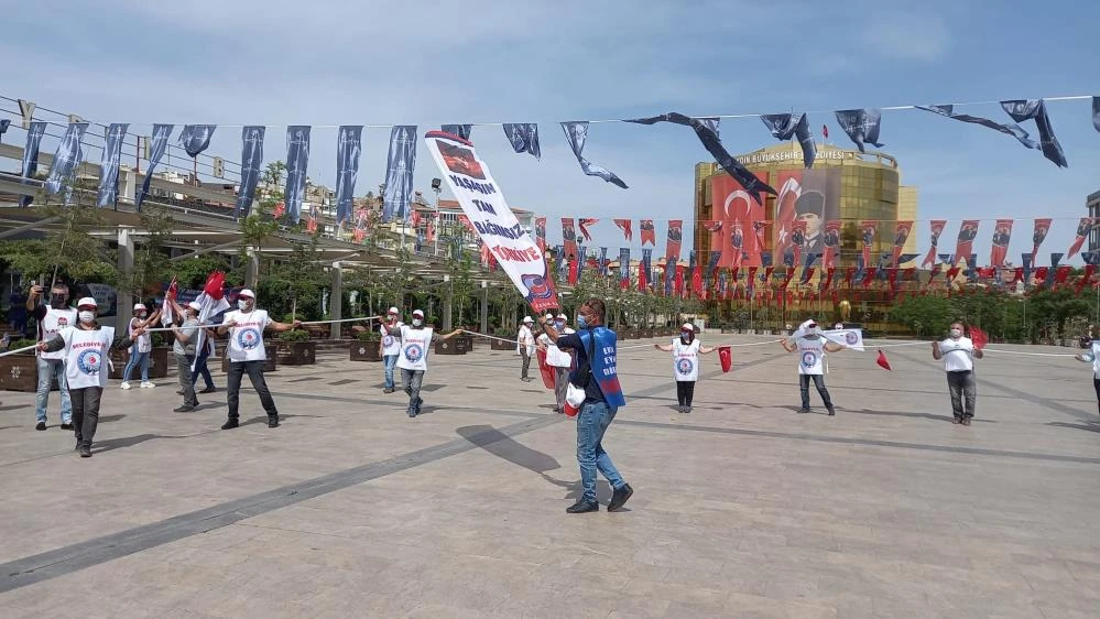 Polis mesafe denetimi yaptı, sendikacılar 1 Mayıs halayını böyle çekti