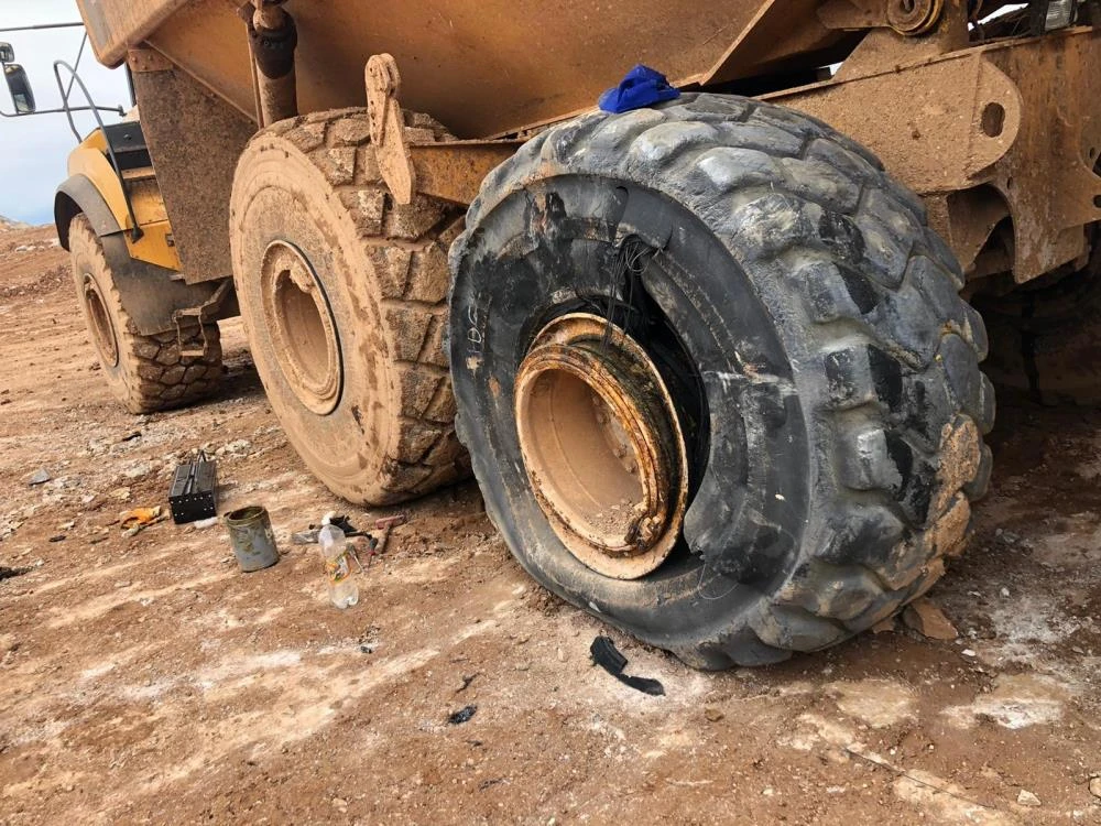 Greyder lastiği bomba gibi patladı