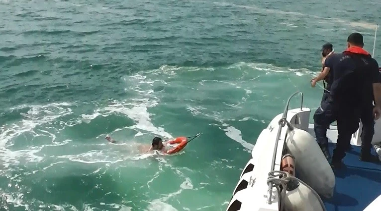 Müsilajların arasında can pazarı: Sahil Güvenlik ekipleri kurtardı