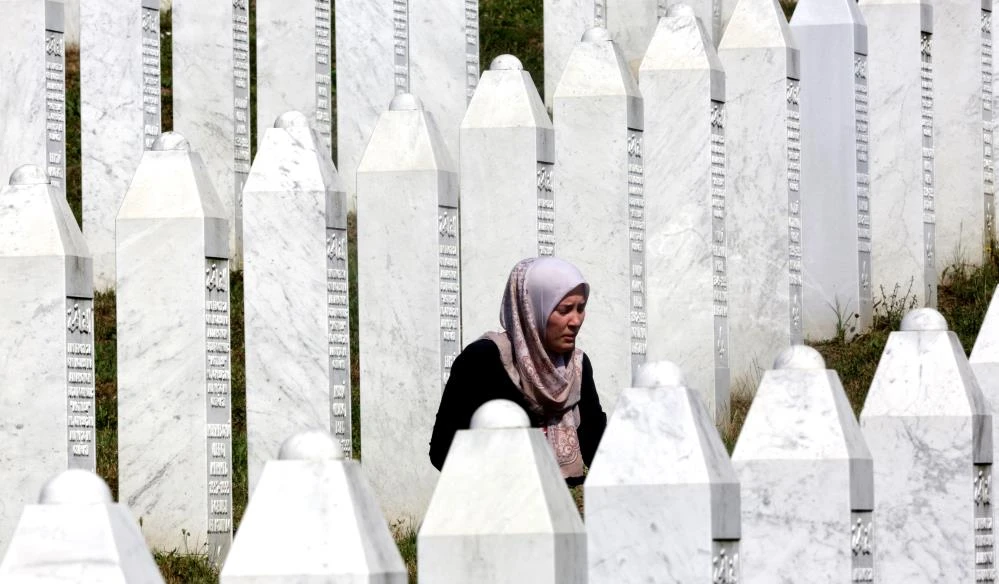Srebrenitsa soykırımının üzerinden 26 yıl geçti: 19 kişi toprağa verildi