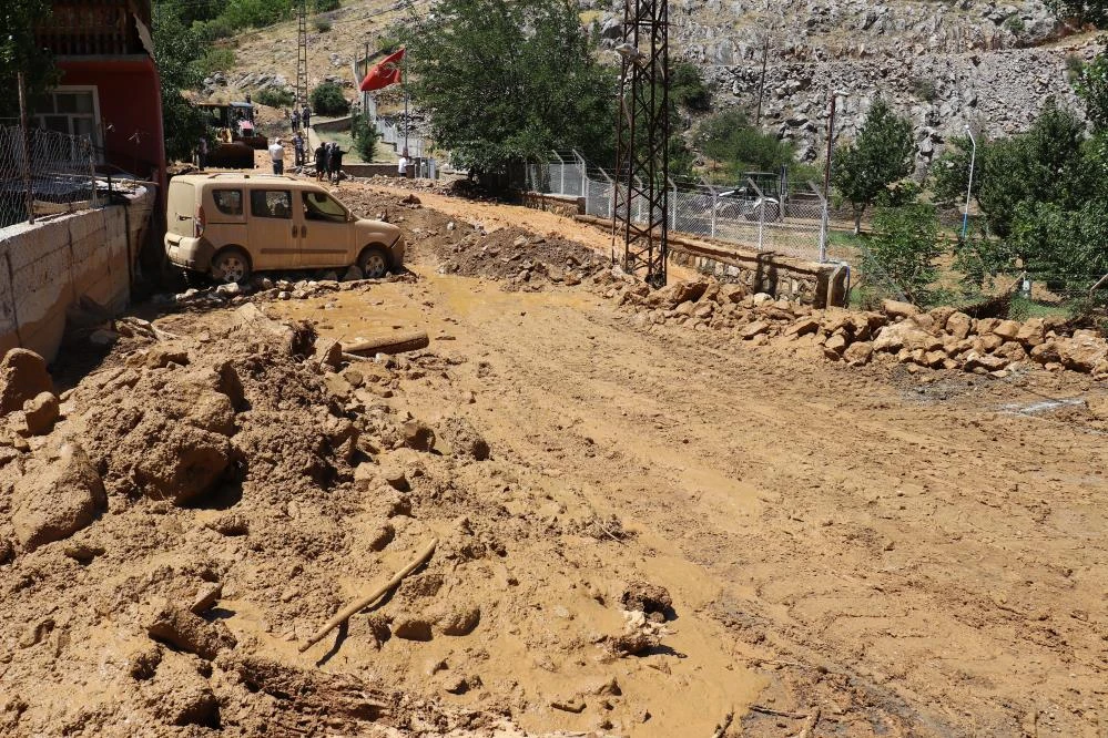 Sulama kanalı patladı, evler su altında kaldı