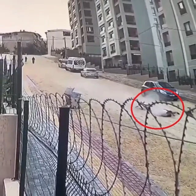 Bisikletiyle gittiği taşlı yolda metrelerce sürüklendi