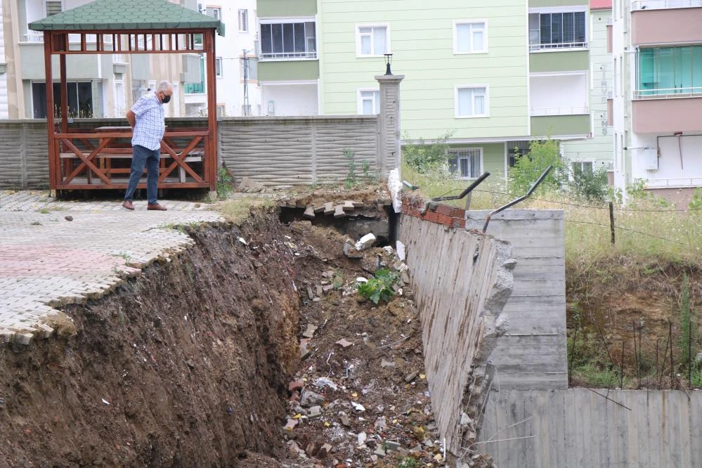 Korkutan anlar yaşandı! 5 metrelik istinat duvarı çöktü