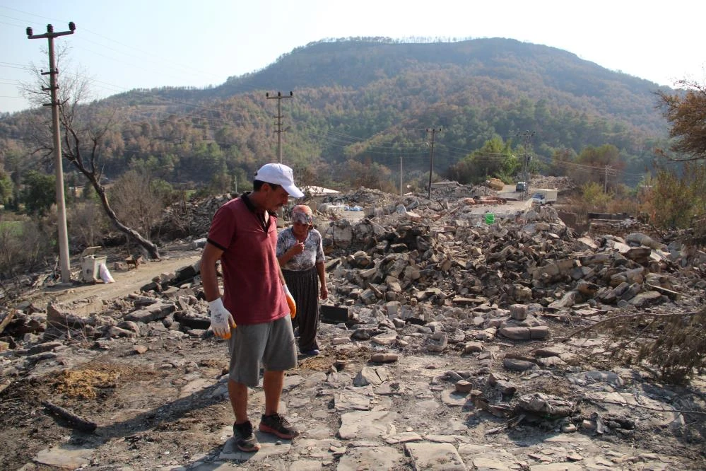 Orman yangınında kardeşi için evini ve koyunlarını feda etti