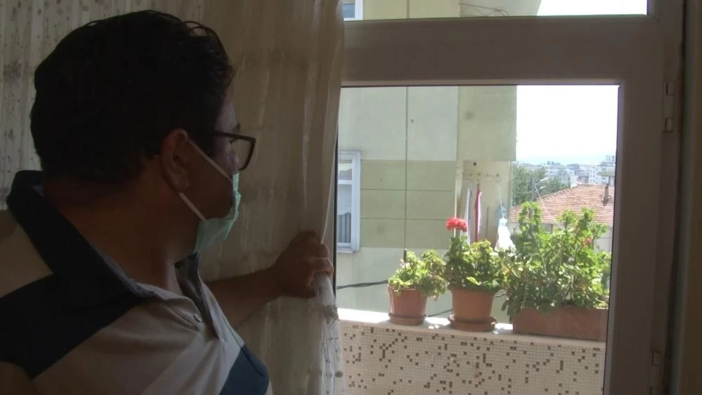 Komşu husumeti kameralı taciz krizine dönüştü: Engelli komşusunun evini gözetliyor