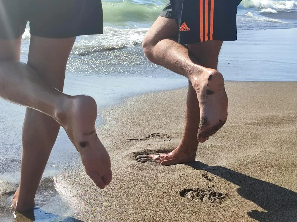 Sahile vuran petrol atıklarının içinde yüzdüler