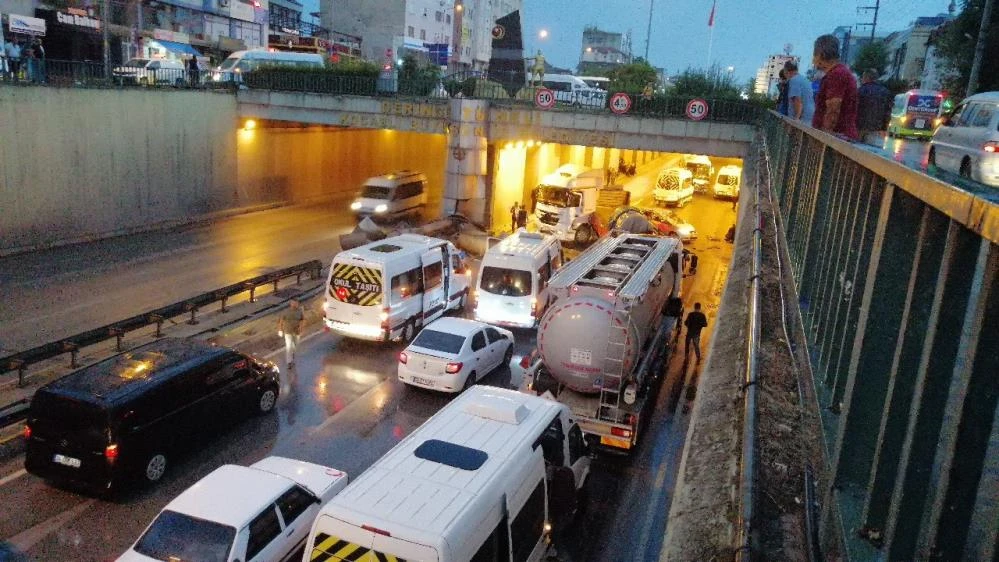 Kaygan zeminden faciadan dönüldü: 17 araç birbirine girdi