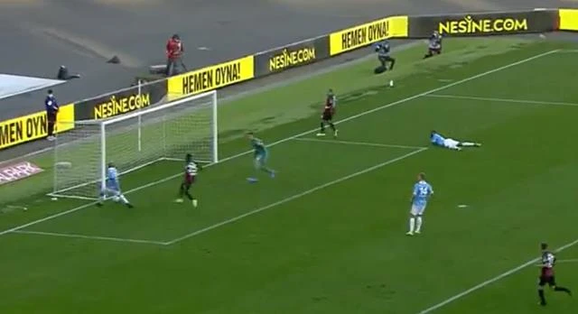 Bomboş kaleye atamadı! Trabzonspor futbolcusu Nwakaeme zoru başardı