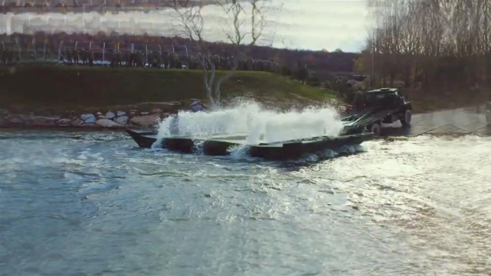 TSK'dan gövde gösterisi: Zırhlı araçlar göletten yüzerek geçti