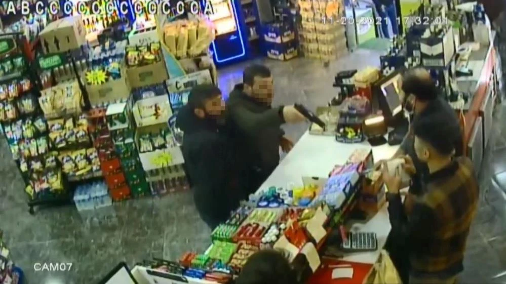 Magandalar veresiye vermeyen kasiyere silah doğrulttu