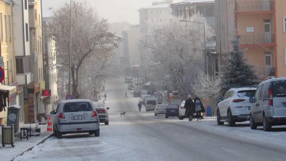 Kars resmen dondu: Dışarı çıkanların kaşları ve kirpikleri buz tuttu