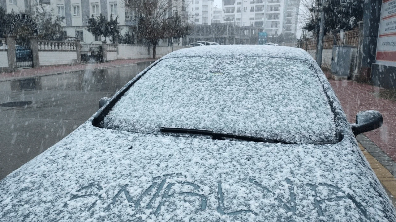 Antalya kent merkezine 29 yıl sonra kar yağdı