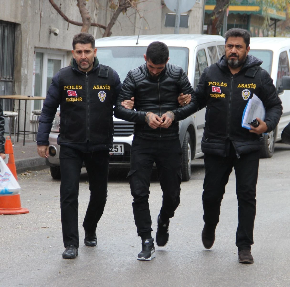 Önce bıçakladı sonra kasayı boşalttı