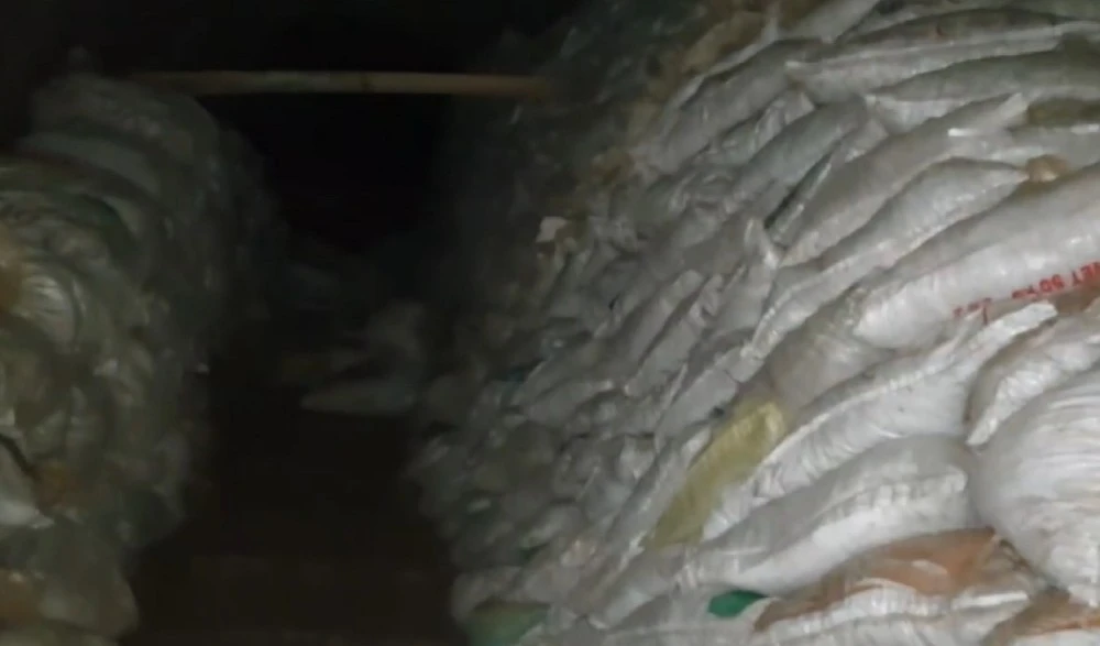 YouTuber gizli tüneli görüntüledi! Toprak dolu yüzlerce çuval bulundu