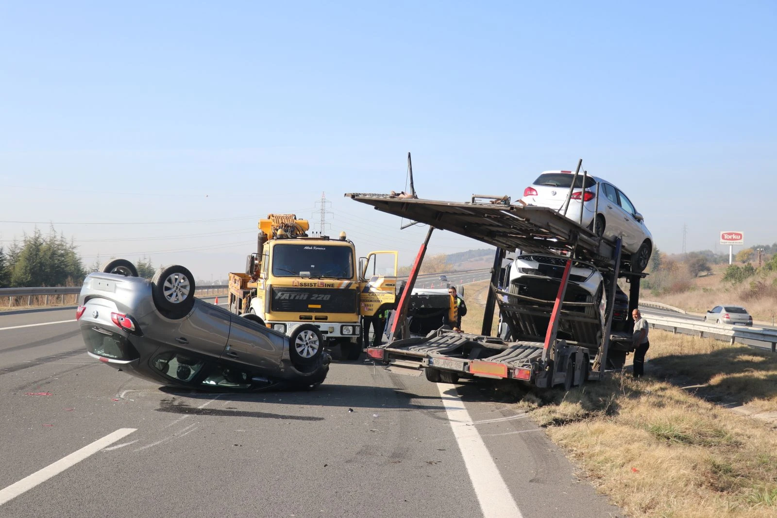 TEM'de kaza yapan tırdaki sıfır otomobiller hurdaya döndü