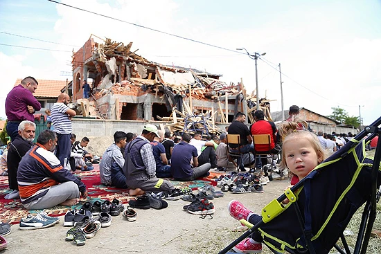 Yıkılan mescidin önünde cuma namazı kılındı