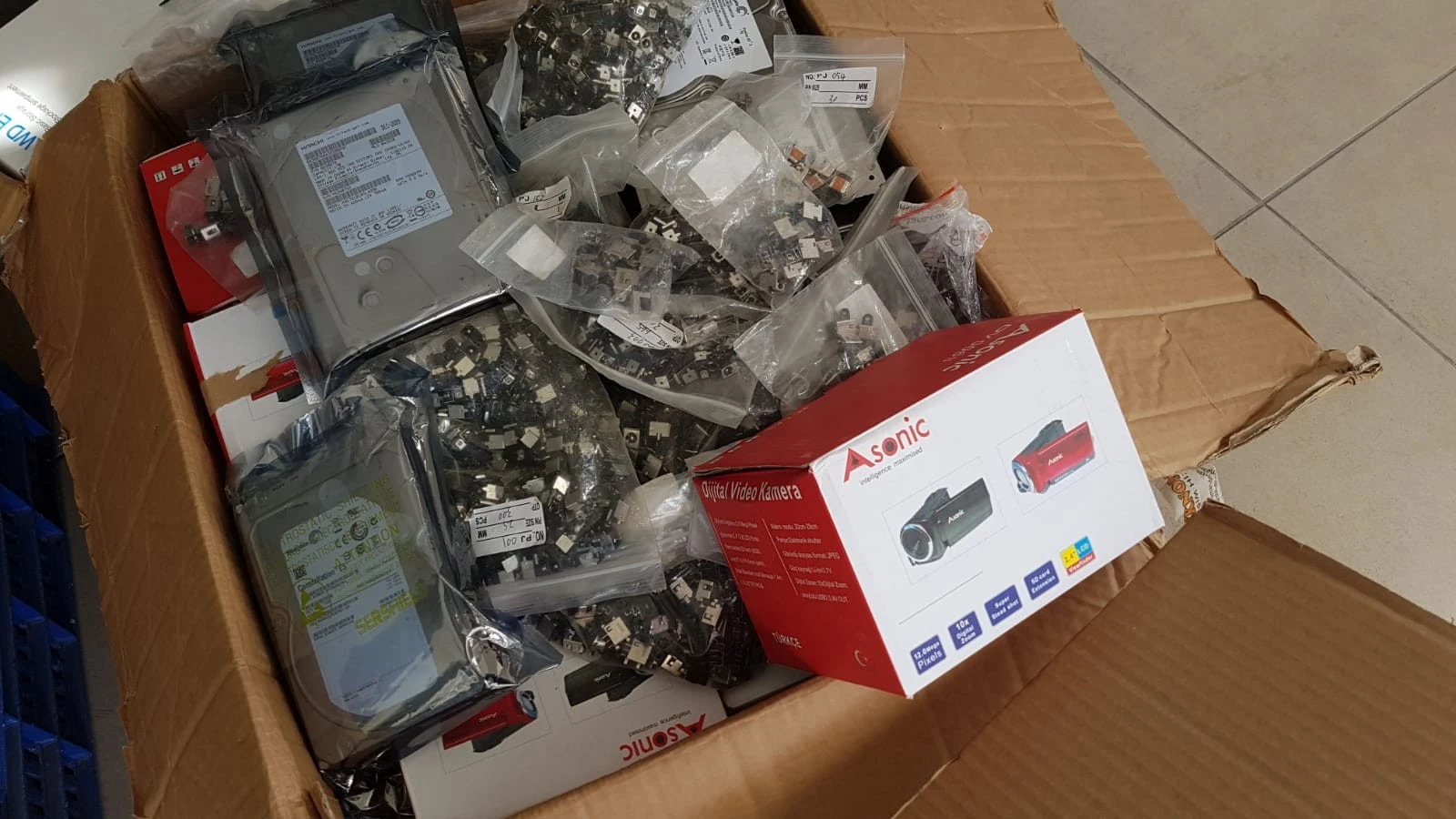 Başkent'te kaçak bilgisayar satan iş yerine operasyon