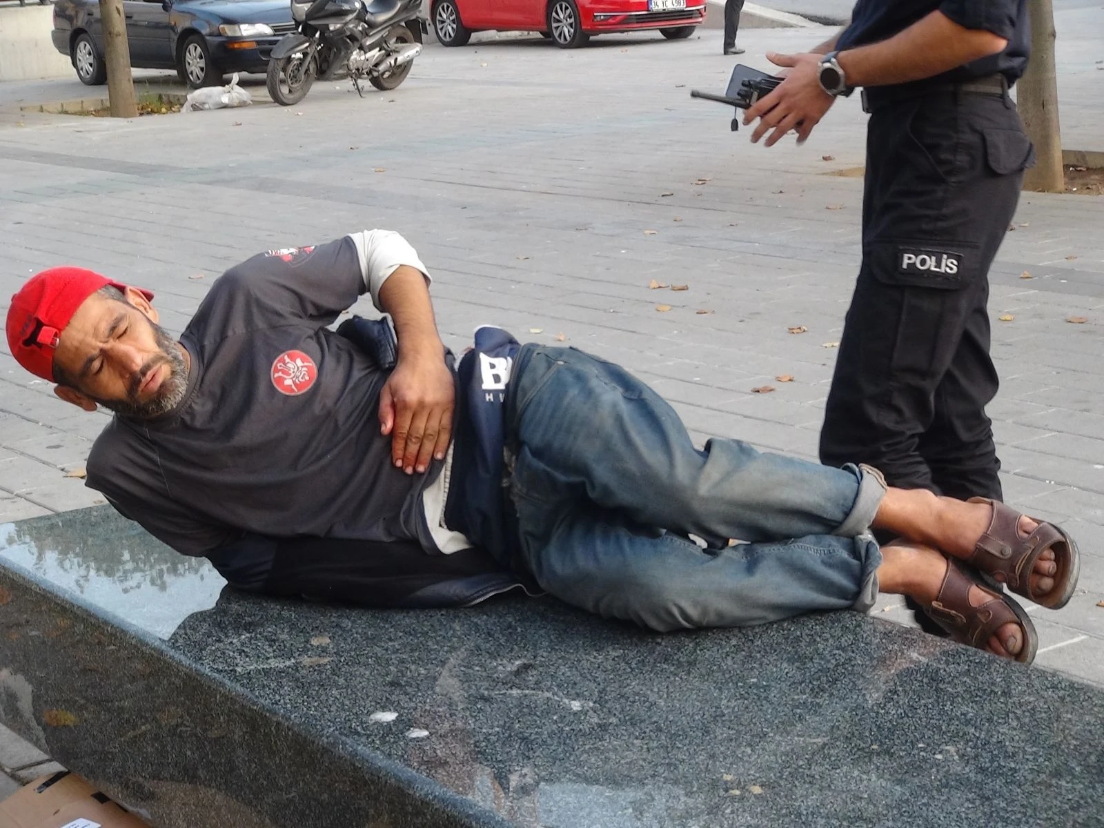 Taksim'de alkollü şahıs kavga ettiği kağıt toplayıcısını bıçakladı