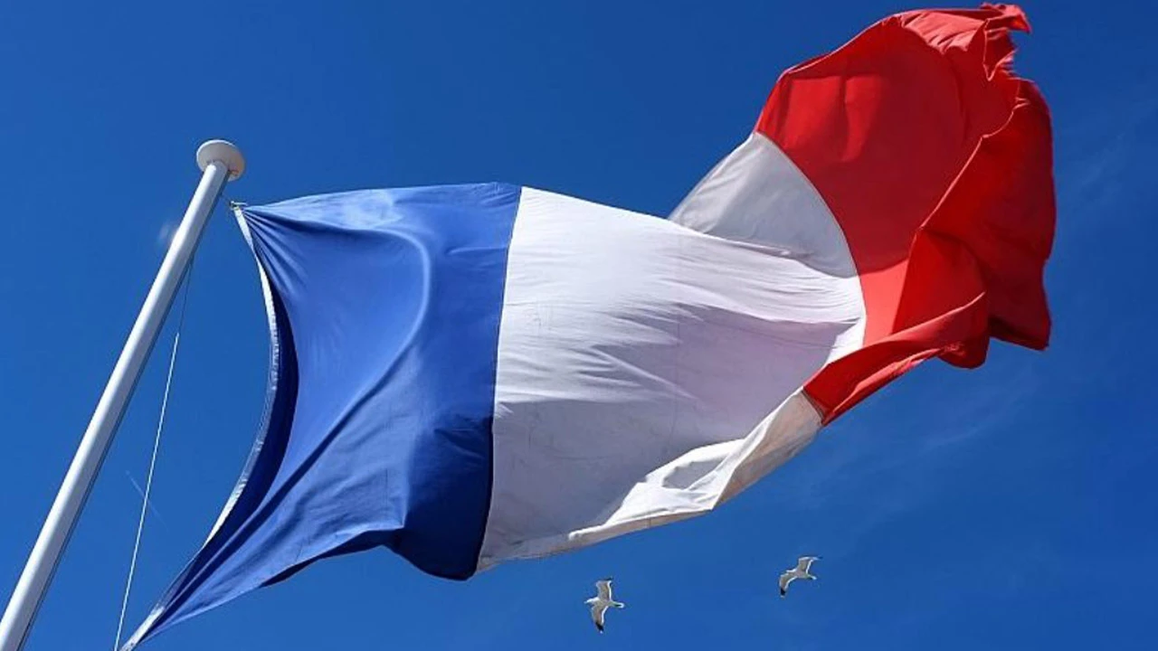 Fransa bayrağı değişti mi, neden değişti? Yeni Fransa bayrağı renkleri ne oldu, nasıl görünüyor? Macron'un kararı...