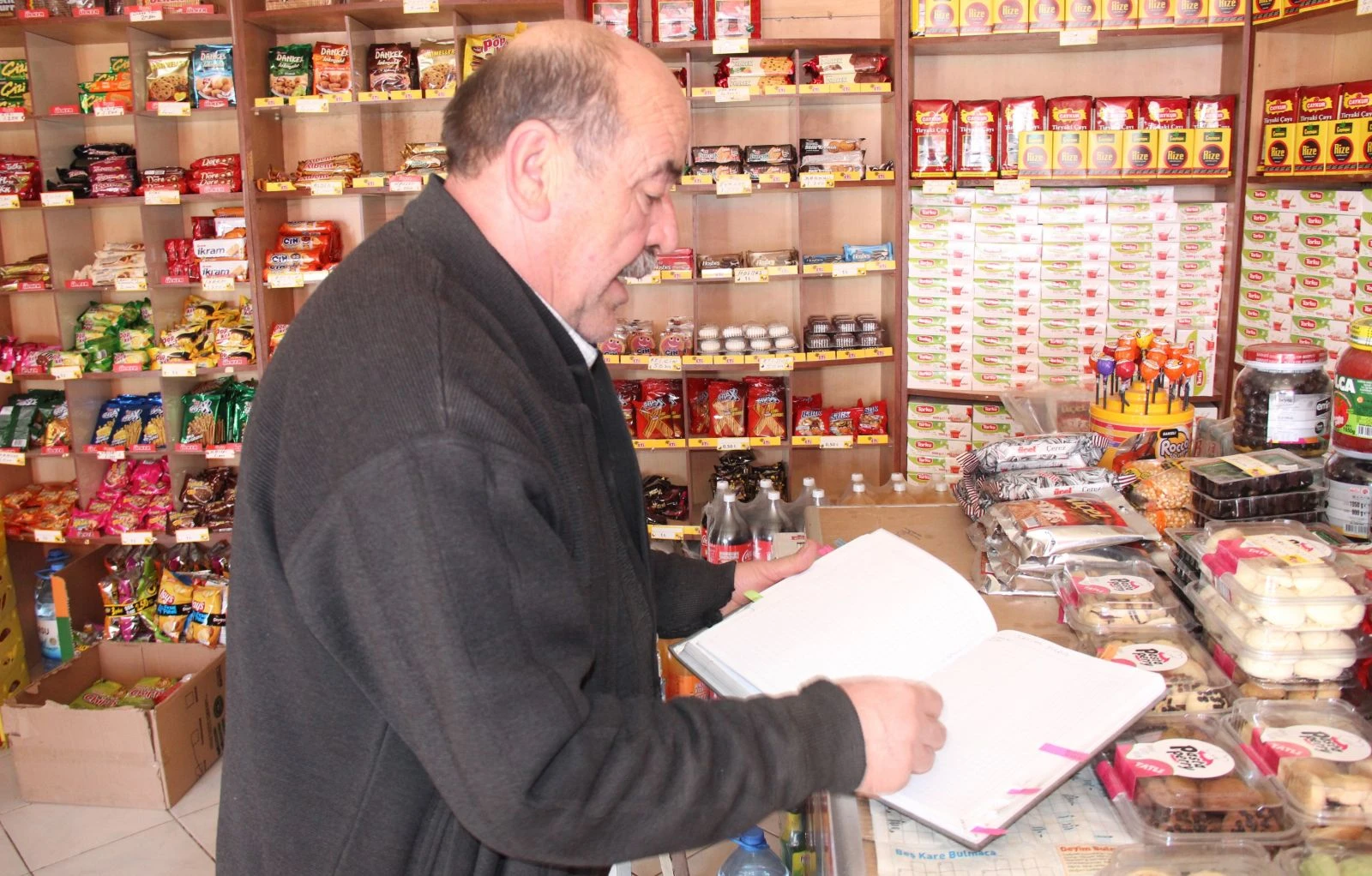 Şimdi de Yozgat'ta ortaya çıktı, veresiye defterindeki tüm borçları ödedi