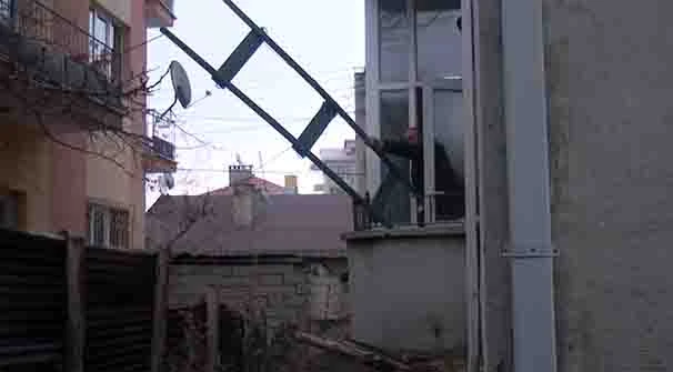 Ev sahibine yakalanmamak için balkon penceresinden eve girip çıktı