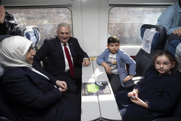 Binali Yıldırım İstanbul'a hızlı tren ile gitti