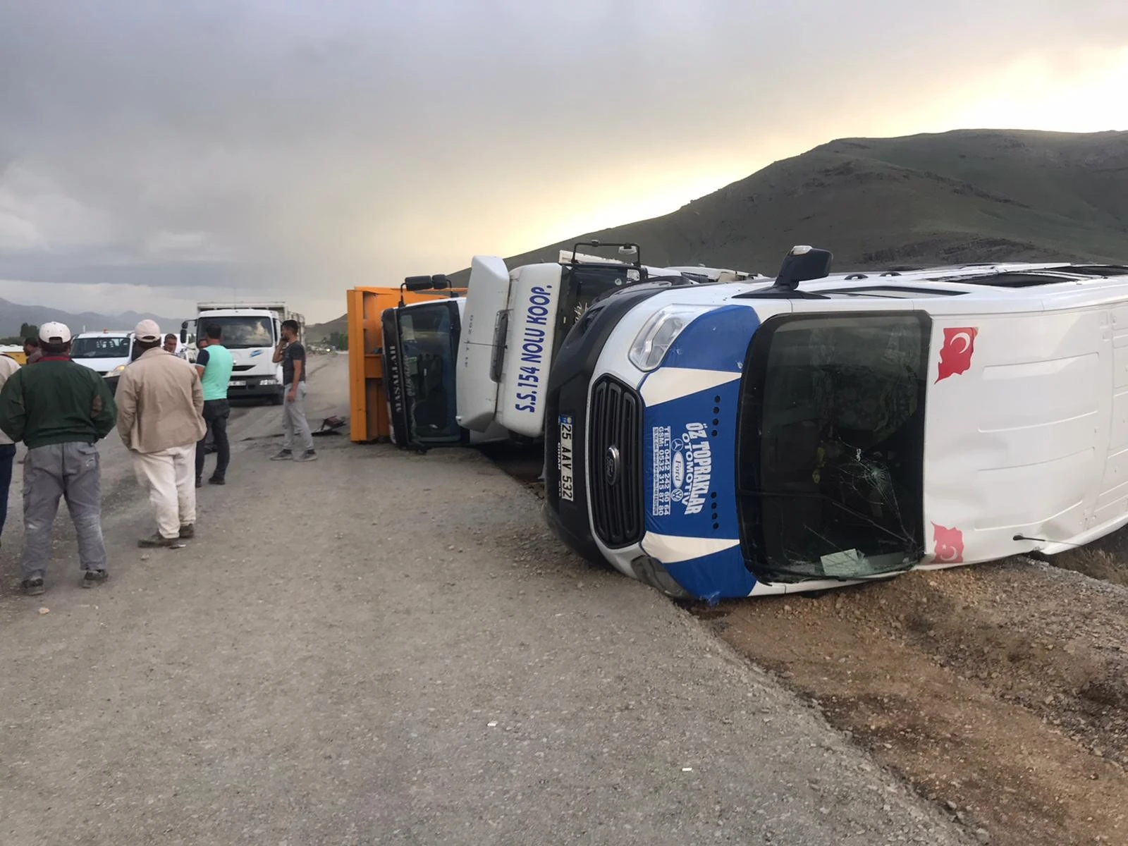 Hatalı solama yapan minibüs tır ile kafa kafaya çarpıştı