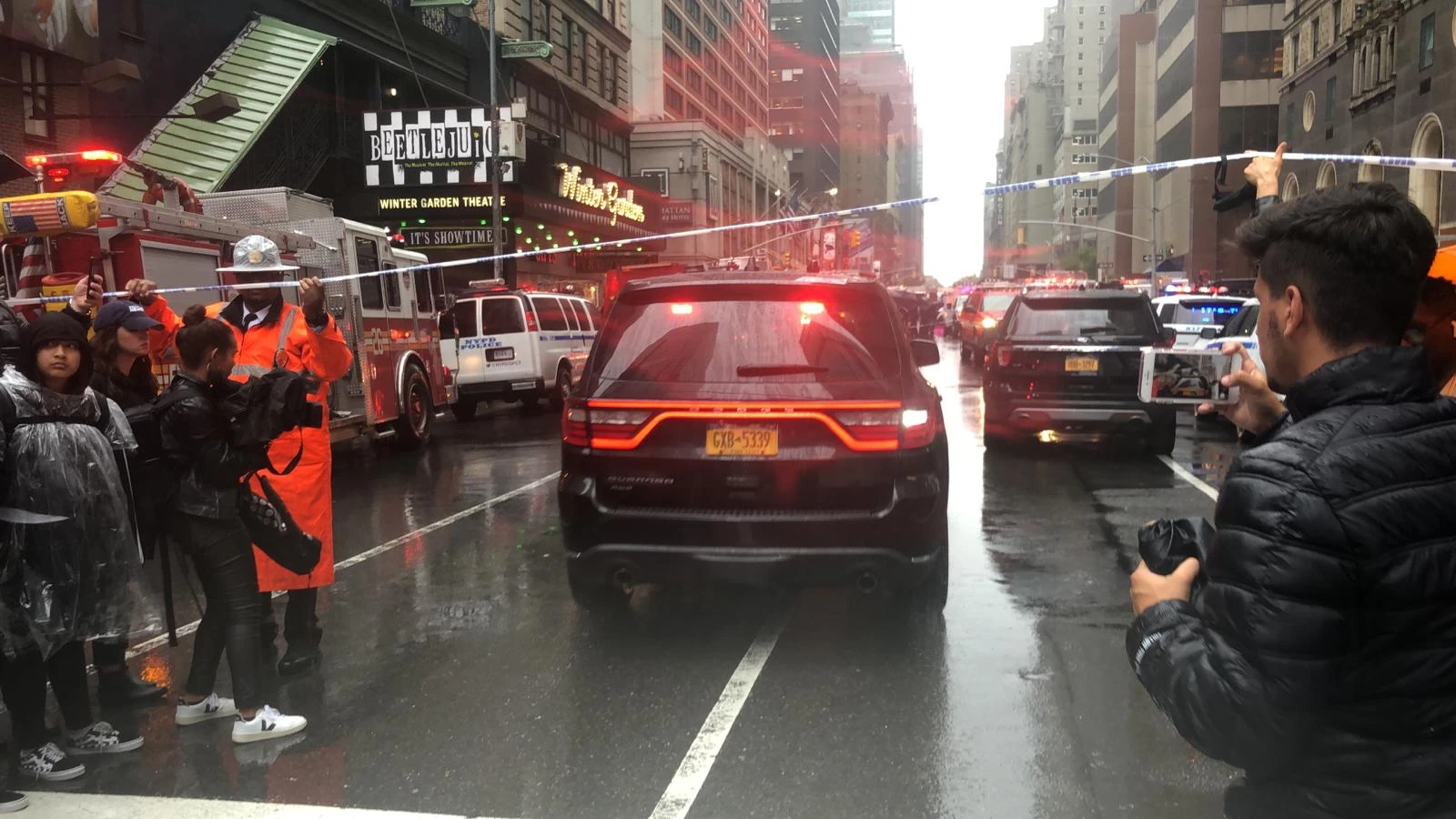 New York'ta helikopter gökdelene çarptı