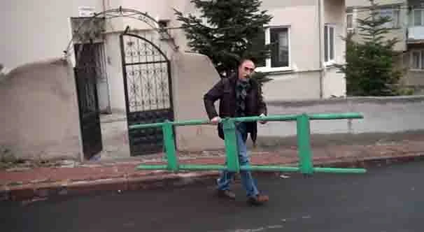 Ev sahibine yakalanmamak için balkon penceresinden eve girip çıktı