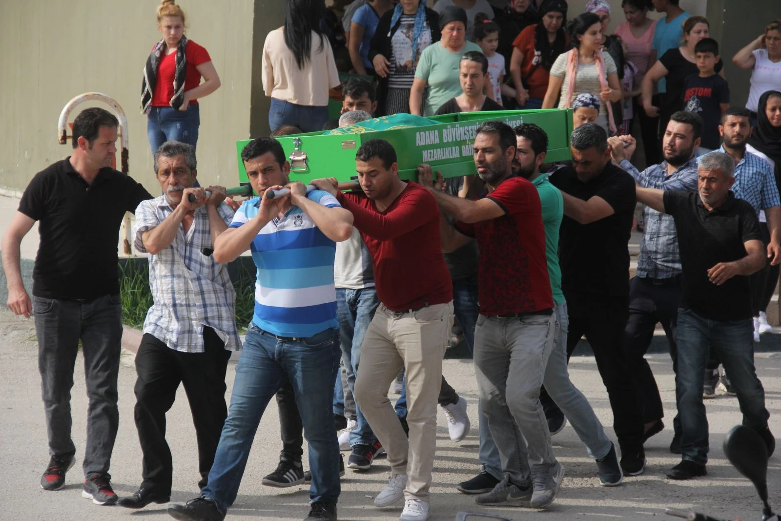 Ses sanatçısının cenazesini karıştırdılar