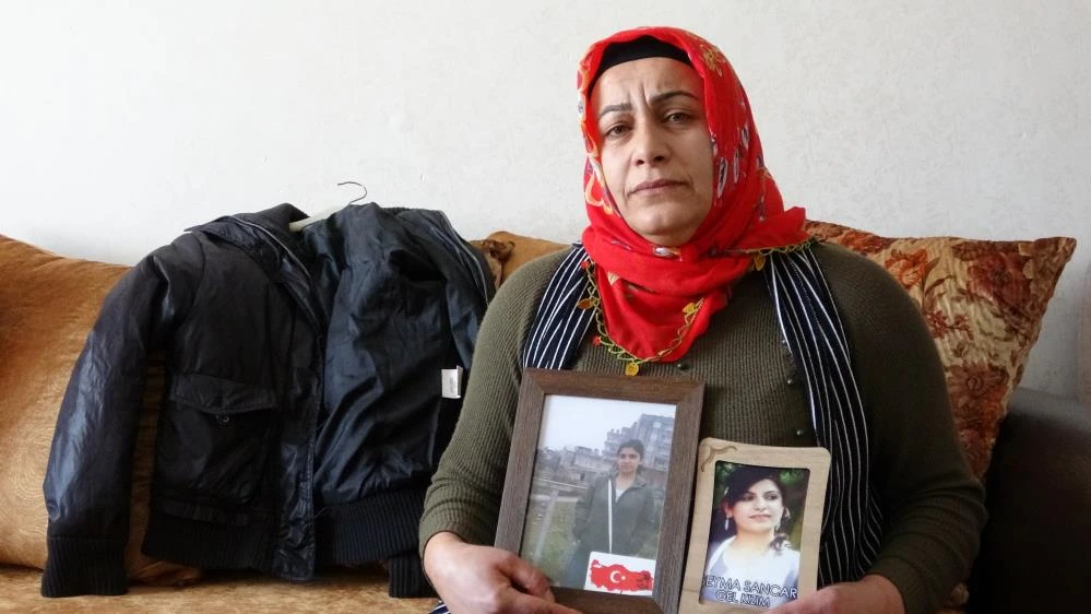 Evladı PKK tarafından kaçırılan anne kızının montuna sarılarak uyuyor