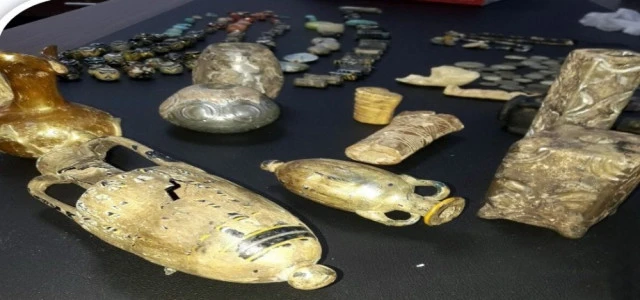 Paha biçilemeyen eserleri satamadan yakalandılar