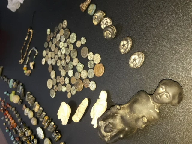 Paha biçilemeyen eserleri satamadan yakalandılar