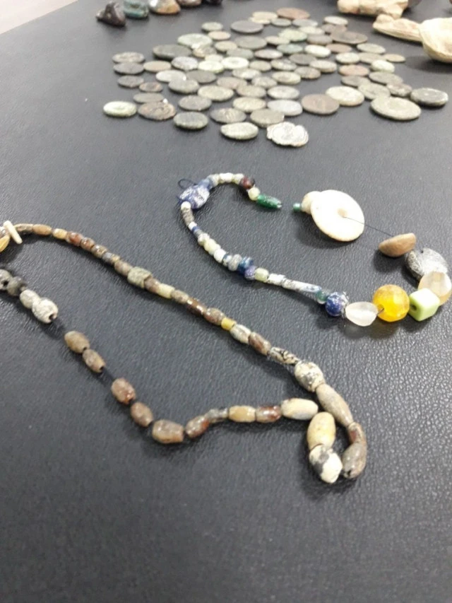 Paha biçilemeyen eserleri satamadan yakalandılar