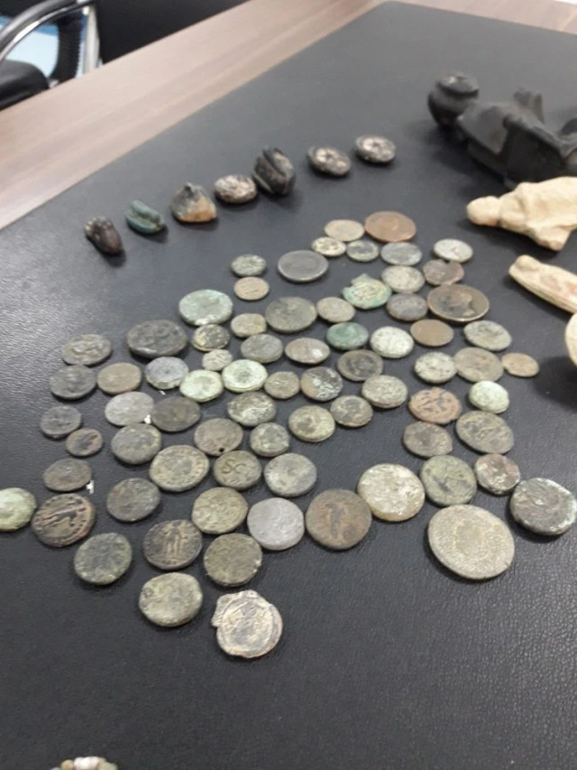 Paha biçilemeyen eserleri satamadan yakalandılar