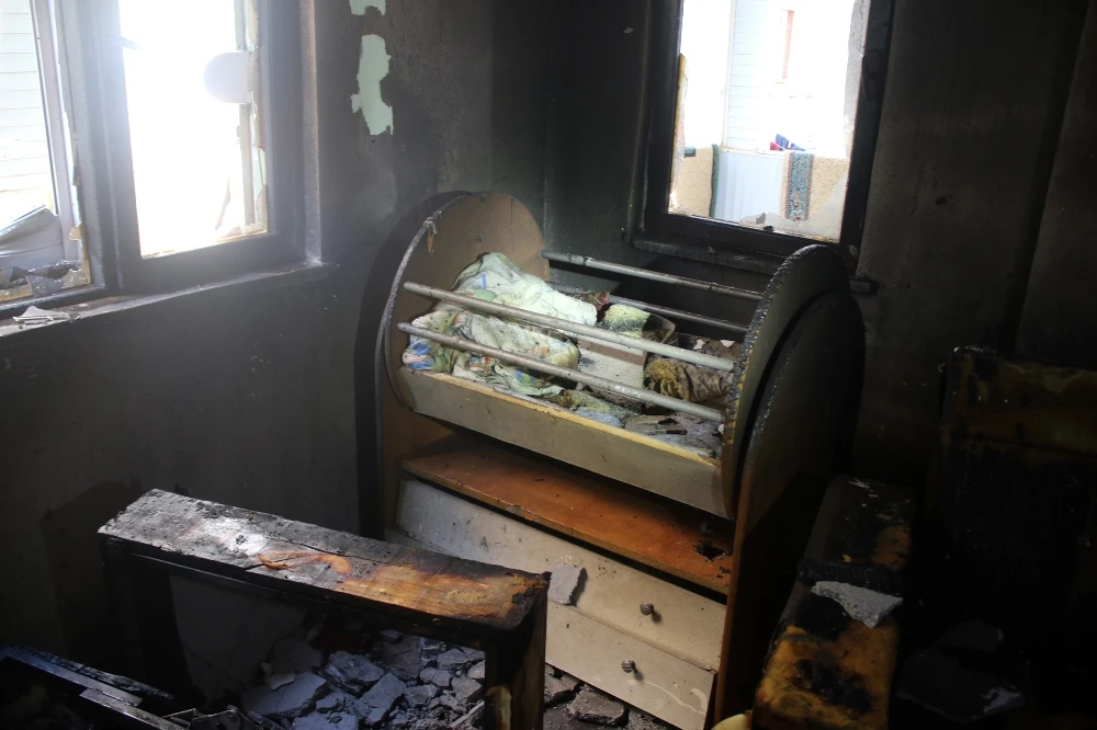 Kahraman anne 3 çocuğunu yanmaktan kurtardı