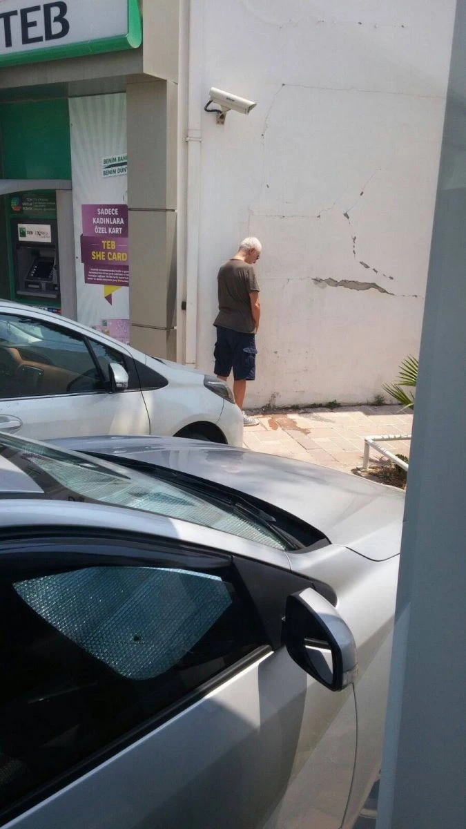 İlhan şeşen, bodrum'da banka duvarına tuvaletini yaptı