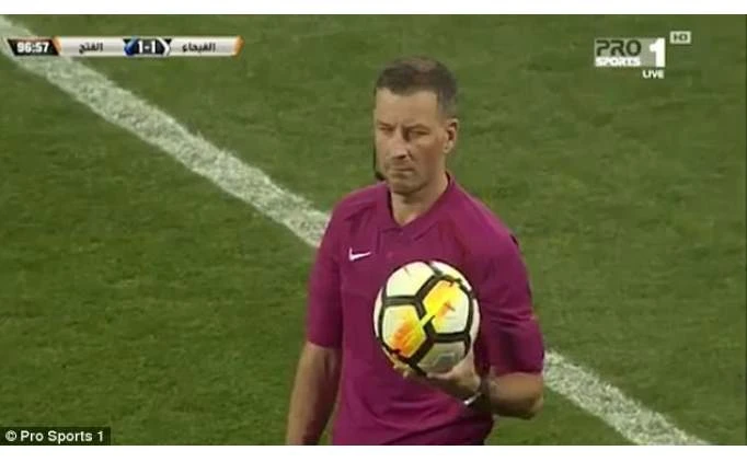 Ezana saygı: Ezanı duyan hakem maçı durdurdu