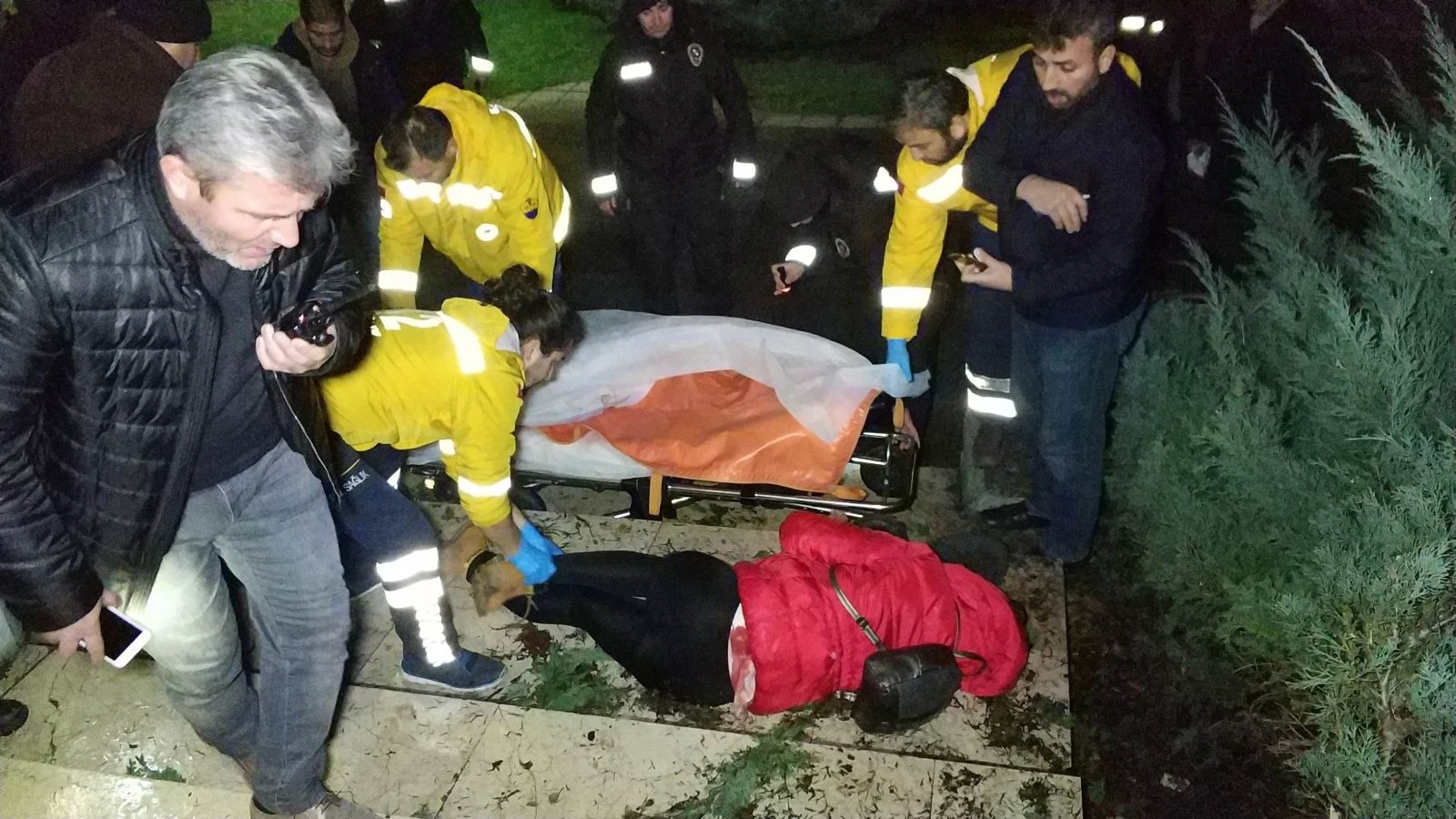 Genç kadın parkta tabancayla vurulmuş halde bulundu